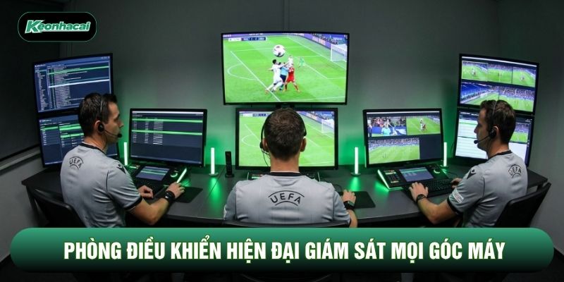 Phòng điều khiển hiện đại giám sát mọi góc máy